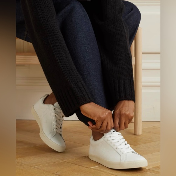 VEJA Esplar Low Sneakers NWOT